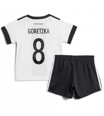Tyskland Leon Goretzka #8 Hjemmebanesæt Børn VM 2022 Kort ærmer (+ korte bukser)